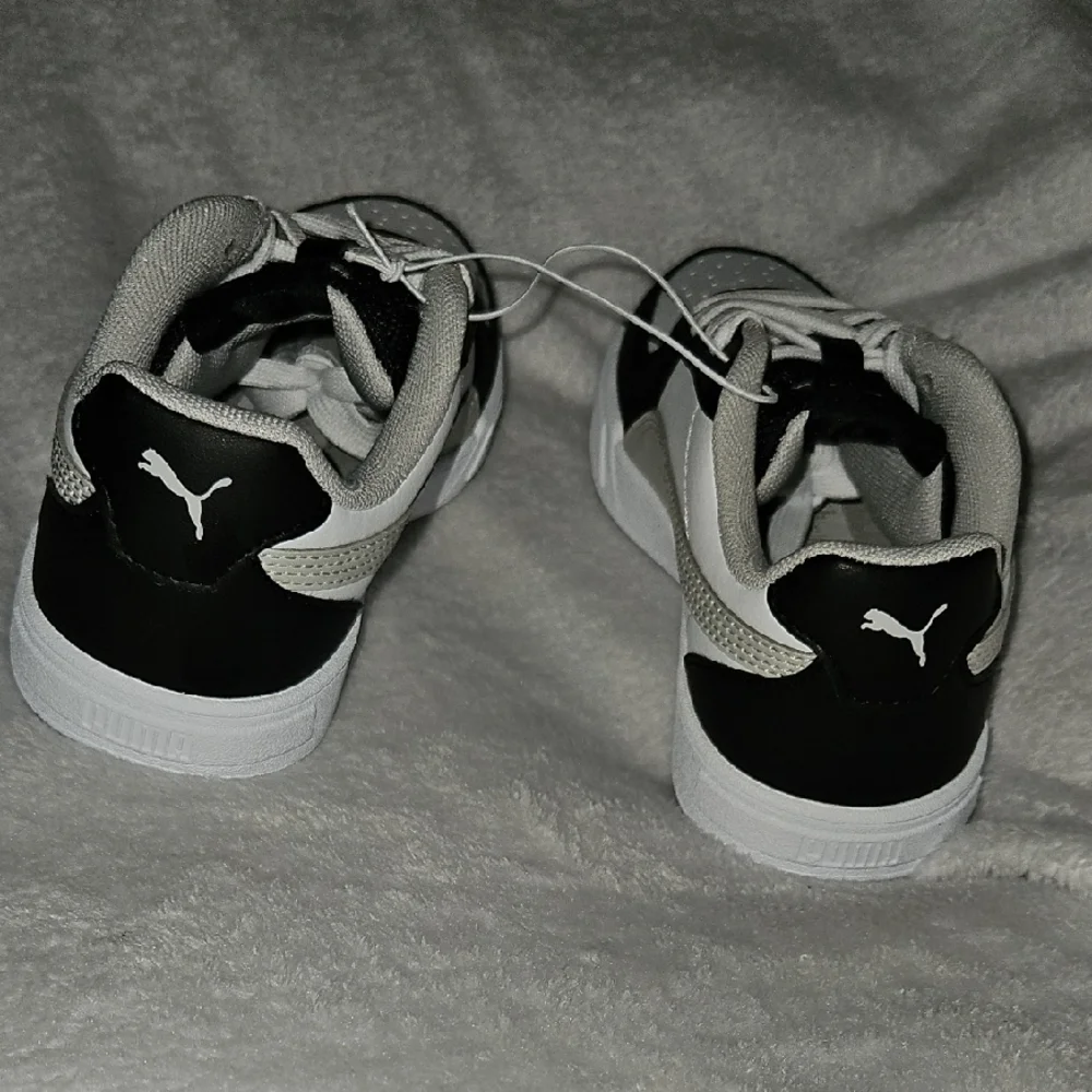 Puma Kids Black White Gray Court Sneakers Casual Sporty Low-Top Design Size 12 - Picture 3 of 10